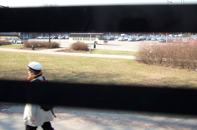 2006年5月1日。<br /><br />関空からフィンエアーでヘルシンキへ。<br />(格安チケットで取って、15万円くらいだったかな)<br /><br />フィンエアーは、新しいとはとても言えない機体で、<br />今じゃ普通に装備されている個別モニターもなく、<br />楽しみにしていた映画も、前の方にある小さい<br />プロジェクターで、一昔前の作品を上映。<br /><br />機内食は1種類しかないし、<br />フィンエアーに期待してた分、<br />ちょっとがっかりした。<br /><br />ヘルシンキに到着。日本は初夏って気温だったけど、<br />こっちにはコートを持ってやってきた。<br /><br />今日はフィンランドの春のお祭り、<br />｢ヴァップ(Vappu)｣の日。<br /><br />長い冬が終わって、春が始まるということで、<br />みんな学生帽を着用して公園などに繰り出し、<br />一晩中お酒を飲みつつお祝いするようだ。<br /><br />空港から中央駅までのバスの窓からも、<br />若い子からおばさん・おじさんまで、<br />みーんな学生帽をかぶって集合場所に急ぐ姿が<br />見れた。