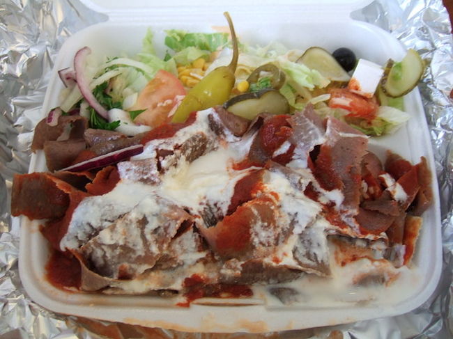 中央駅でバスを降りて、延々坂道を<br />スーツケースをひっぱってたどりついたのは、<br />今回泊まる、Hotel Arthur。<br />(Vuorikatu 19)<br /><br />地下鉄カイサニエミや、トラム駅にも近い。<br />ネットで予約して1泊1万2000円くらいだったかな。<br /><br />与えられたツインの部屋は、<br />エレベータから一番遠い部屋。<br />スーツケースを持ってたら２〜３分かかるくらい、<br />奥の奥だった^^;<br /><br />荷物を置いたら、街へ。<br />ヴァップで、街はいつもより人がいっぱい！<br />みんなお酒くさいし、<br />大騒ぎのグループもたくさんいる。<br /><br />エスプラナーディ通りを歩いていたら、<br />酔った若者に、ちょっとからまれた^^;<br /><br />祝日なので、お店も既に閉まっているところが多く、<br />いつものケバブ屋さんで夕飯を食べようかと<br />思ったけど、今日に限って中心部の街歩きは<br />危険な気がしたので(1人だし…)、<br />近くにあったケバブ屋でテイクアウトして、<br />ホテルに帰って食べる。