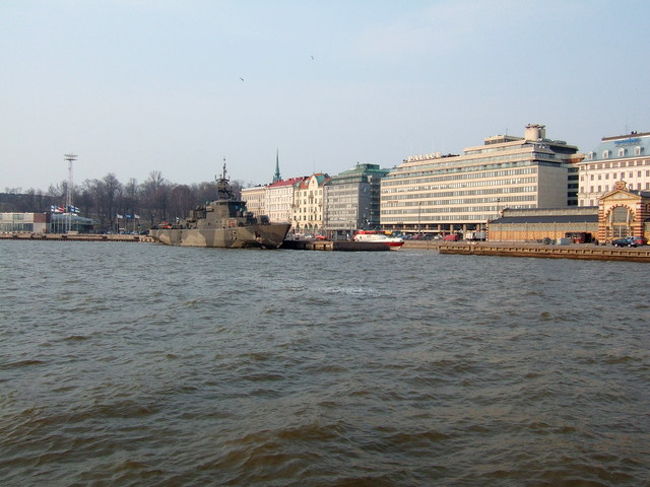 港には軍艦(？)。<br /><br />港の近くの朝市を期待して見に行ってみたけど、<br />ヴァップ翌日だからか、やってなかった。<br /><br />なので、のんびり海を見て過ごす。