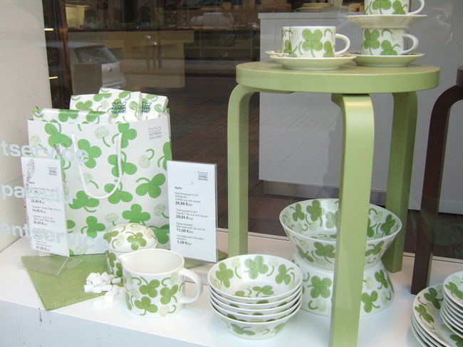 Birger Kaipuainenの<br />｢APILA｣(クローバーのデザイン)が、<br />フィンランドの春の到来を告げているみたい。<br /><br />KoKoシリーズとコラボした、<br />artekスツールの限定色も売っていた。