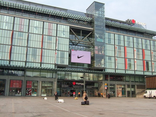 Kamppi(ショッピングセンター＆駅)まで歩いた。<br />http://www.kamppi.fi/uk/default.aspx