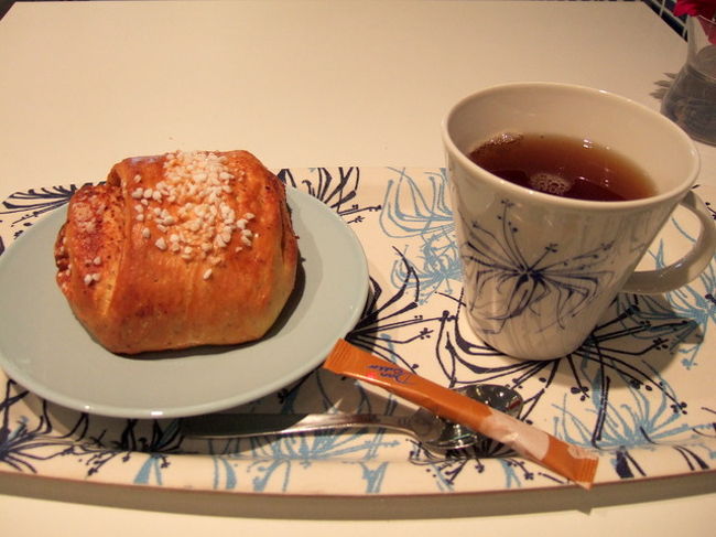 イヴァナ･ヘルシンキのデザイナーがデザインした、<br />Kamppi1Fの｢Valion Baari｣の食器を見たくて、<br />紅茶とプッラ(シナモンロール)を注文。<br /><br />フィンランドでは、トレイで出してくれることが<br />多く、それがとてもかわいい！<br /><br />食器のベースはイッタラの｢KoKo｣シリーズ、<br />トレイとマグがイヴァナデザイン。<br /><br />以前は食器もここで買えたそうだけど、<br />店員さんに聞いたら売り切れたということだった。<br />残念！