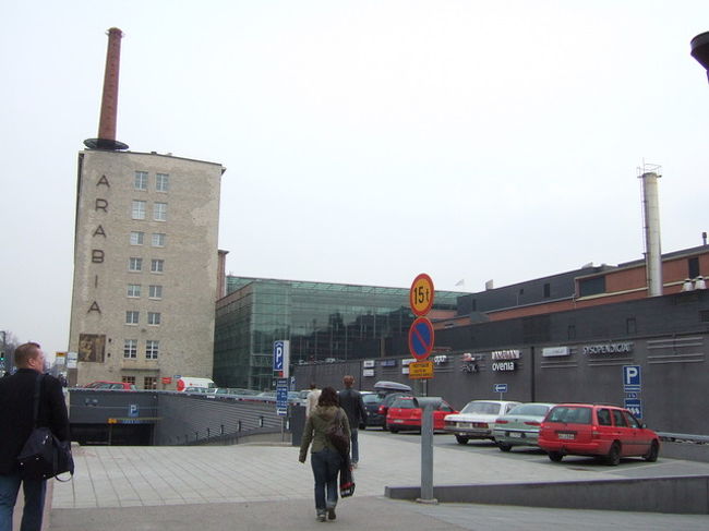 6番トラムで、アラビアファクトリーへ。<br /><br />2001年に初めて来た時は、<br />左側の煙突が建っている工場しかなかった。<br /><br />2003年に来たとき、左側の新しい建物ができていた。