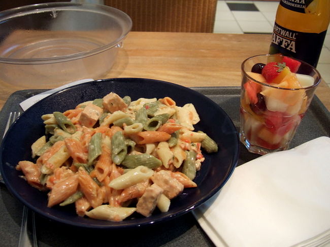 エスプラナーディ通りにある<br />百貨店｢Stockmann｣の上の食堂でごはん。<br /><br />セルフサービスで好きな商品を取って、<br />最後にレジでお会計。<br /><br />パスタなんかは目の前で作ってくれるので、<br />サーモンのペンネを注文。<br /><br />ジュースとフルーツのソーダかけで、<br />2000円くらいかかったかなぁ。<br />やっぱり北欧は物価が高い。