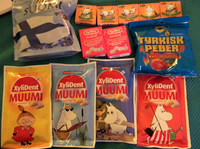 これもスーパーで買ったもの。<br /><br />フィンランド国旗のチョコ、<br />ムーミンのキシリトールガムなどなど。
