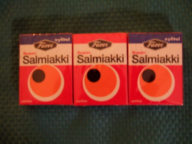 世界一まずい(？)サルミアッキという<br />飴のようなグミのようなお菓子。<br /><br />真っ黒で、タイヤみたいな味なんだけど、<br />フィンランド人は大好きらしい。<br /><br />パッケージが素敵なので、食べないのに３こ購入。
