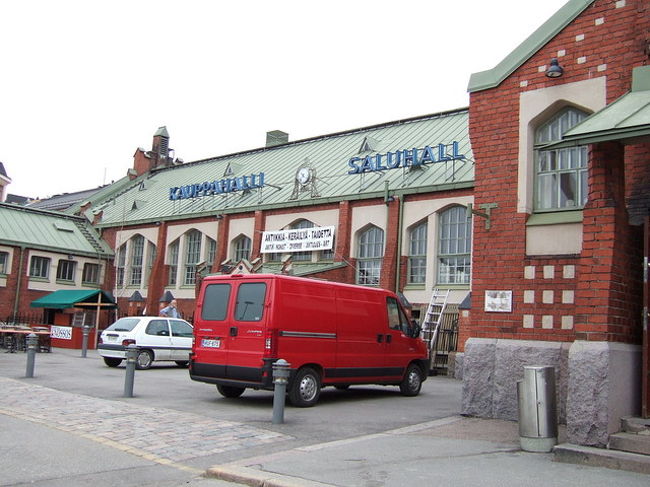 アンティークが売っているマーケット。<br />リサ･ラーソンの古い鳥の置物を購入。