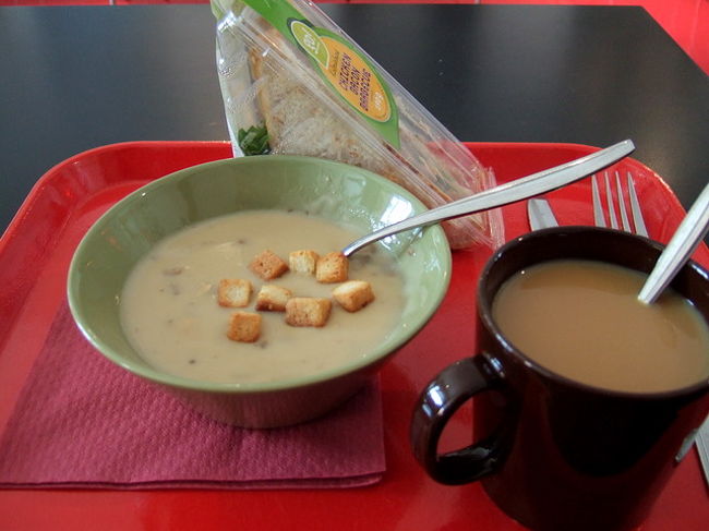 デザインミュージアム(Design Museo Helsinki)の<br />カフェでランチ。<br /><br />カフェスペースは小さいけど、<br />メニューは美味しい。<br />食器はもちろんイッタラ。<br /><br />デザインミュージアムも、必見！