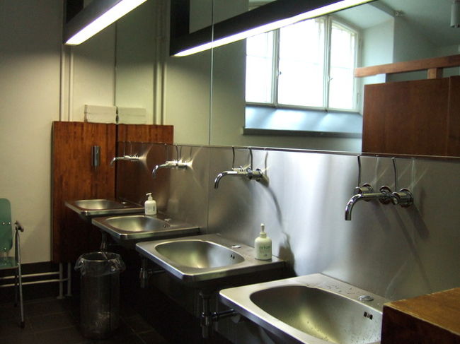 デザインミュージアムのトイレ。<br />普通のトイレとはデザインが全然違うのです。