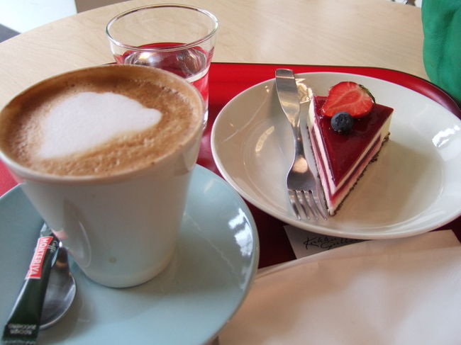 フィンランドデザインの商品が買えて、<br />ギャラリーもある｢デザインフォーラム｣。<br /><br />カフェでは、人気のケーキ店｢Kakku　Galleria」<br />のケーキが食べられます。<br /><br />食器はKoKoシリーズ、<br />トレイはイッタラのキッズ用の<br />赤いプラスチックでかわいかった。