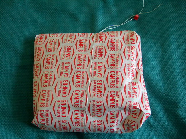 イヴァナ・ヘルシンキ本店で服を買ったら、<br />こんな感じで包んで渡してくれた。<br />(袋はナシ)。<br /><br />あのー、持ちにくいんですけど…(笑)。<br /><br />｢袋、ください｣と言ったら、ないらしい(！)<br />