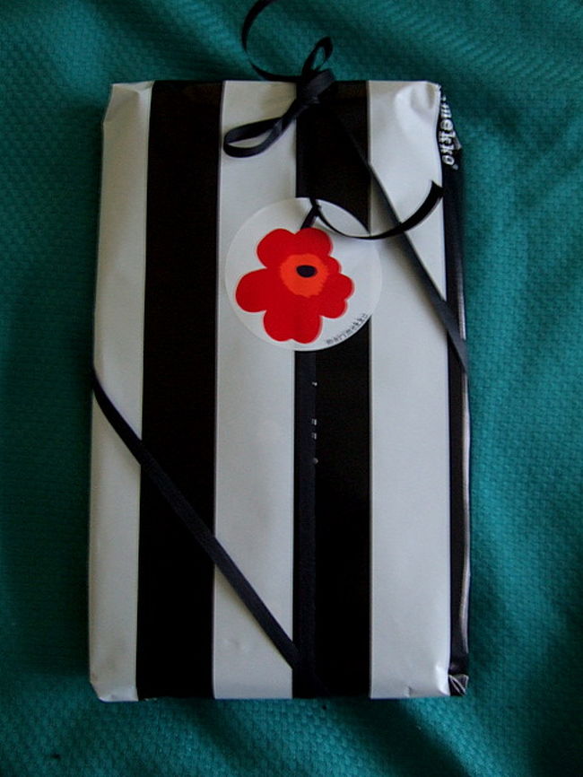 マリメッコで服を買ったら、<br />こんな風に包んでくれた。<br /><br />フィンランドのお店は、とにかく包みが素敵！<br />凝った結び方をしてくれる。<br />(セロテープがべたべた貼ってあったり、<br />雑なところはあるんだけど^^;)。<br />