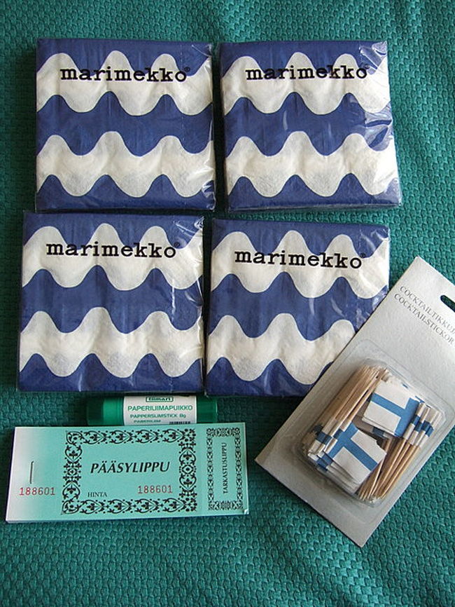 スーパーで買った、<br />ロッキ柄のマリメッコナフキン。<br /><br />スーパーの店舗ごとに置いてあるナフキンの柄が<br />違うので、あちこちのスーパーを回りました。