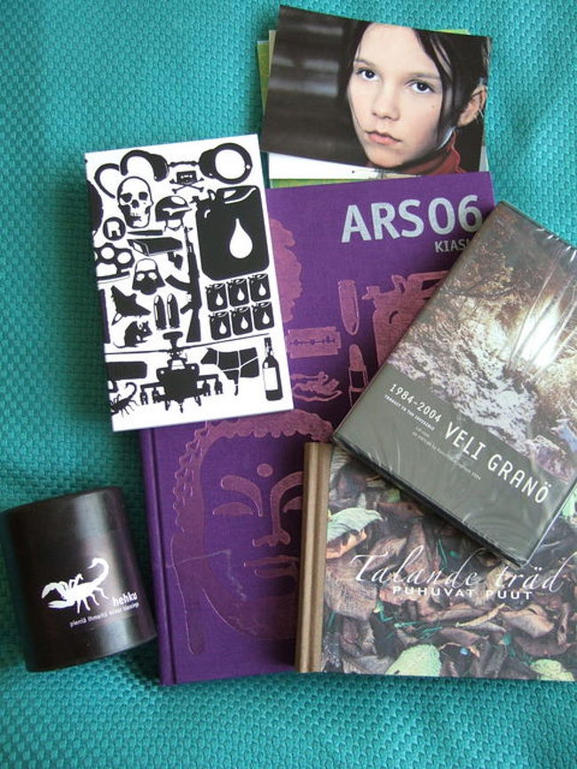 現代美術館｢キアスマ KIASMA ｣の<br />ミュージアムショップで買ったもの。<br /><br />ここの美術館・ショップ・カフェ、<br />全部大好き！<br /><br />私が今まで行った世界の美術館の中でも、<br />ベスト5に入るくらい気に入っている。<br /><br />カフェのランチも美味しいし、<br />設備も凝っているし、ショップで置いてある商品も、<br />ひねりがきいている。<br /><br />北欧のアート作品って、日本で見る機会は<br />ほとんどないけど、ここなら堪能できます。