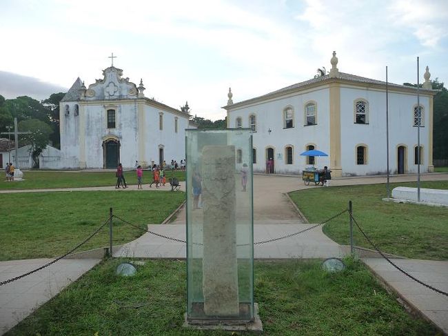 広場の中に立てられた記念の石碑。<br />文字は風化が進んでいて読めない。<br /><br />向こうに教会が見える。