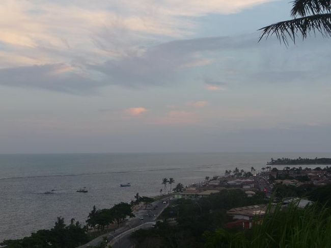 シダージ・ヒストリカから眺めた大西洋。<br /><br />船の向こうに見える線はさんご礁で、<br />さんご礁内の海は残念ながら汚い。