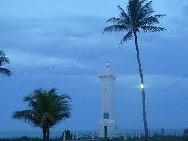 日が暮れて、灯台に小さな明かりが灯った。<br />