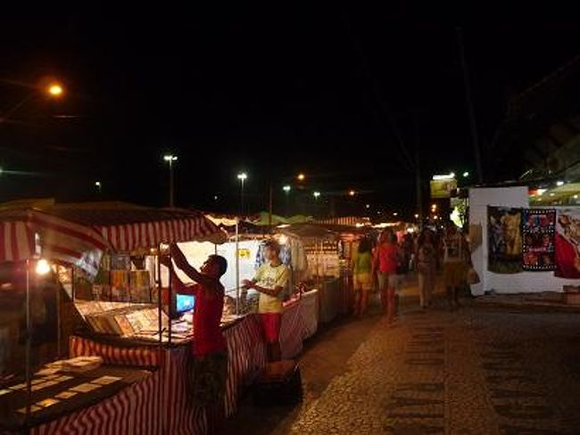 夜、８時頃になるとセントロのアウコウ通りに<br />一斉に露店が立ち始める。<br /><br />アクセサリーや音楽CD、雑貨、リキュール、置物、布、民芸品など様々な物が並び、とても賑やか。<br />人通りも一気に増える。<br />