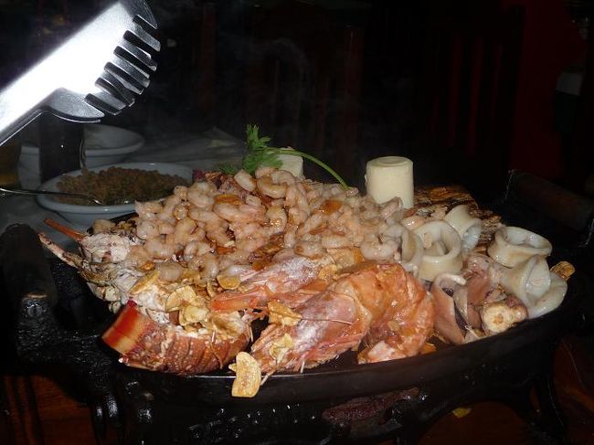 晩御飯は「海のそばだから、<br />奮発して豪華シーフードを！！」ということで、<br />店も日系のレストランを選択。<br /><br />しかし、この用心深さが裏目に出た。<br />出てきた豪華シーフードの鉄板焼き。<br />一口食べて絶句。( ﾟДﾟ)･∵. ｸﾞﾊｯ!!<br /><br />海のそばであるにもかかわらず、<br />ロブスターも小エビも魚も明らかに冷凍もの。<br />その上、水分が流れきっていてカスカス。<br />最・悪！<br /><br /><br /><br />