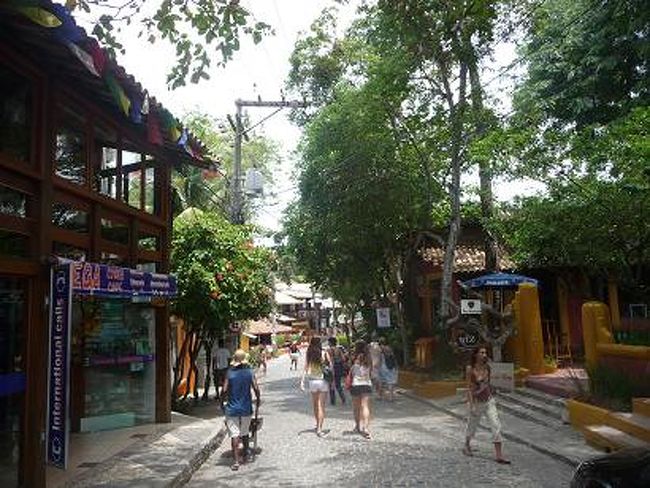 ポルト・セグーロのセントロは静かで<br />のんびりした趣だったが、<br />ここは明らかにリゾート地。<br /><br />オシャレな雑貨屋さんやファッション関係の高級店<br />が軒を並べている。