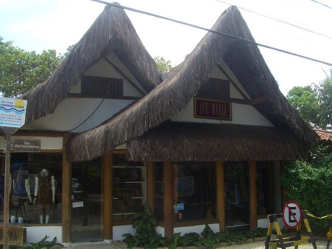 町並みは全体的に南国リゾート風。<br />売っているものもなぜかインドネシア系が多い。