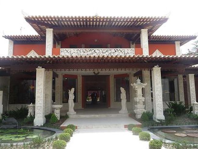 と思ったら、本格的なインドネシア系の建物を発見！<br />中はもちろん、インドネシア系の布や雑貨、置物など<br />を売る店舗になっている。<br /><br />天井の装飾になっている木彫りの竜がすごい。