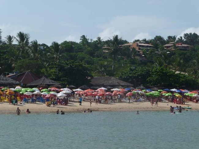 ビーチに到着！！<br /><br />カップルや家族連れでビーチはにぎわっている。<br />新婚旅行で来ている人も多いらしい。