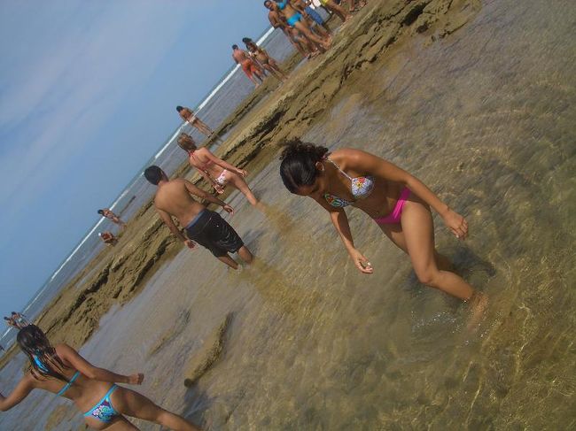 ここの海は遠浅になっている。<br />水もきれいで、子どもも安心して泳げる。