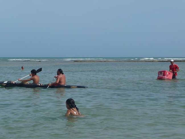 写真右にいるのは、<br />なんとソルベッチ（アイスクリーム）屋さん。<br /><br />遠浅だから、手押し車ごと海に入って営業。<br />商売熱心だ！！