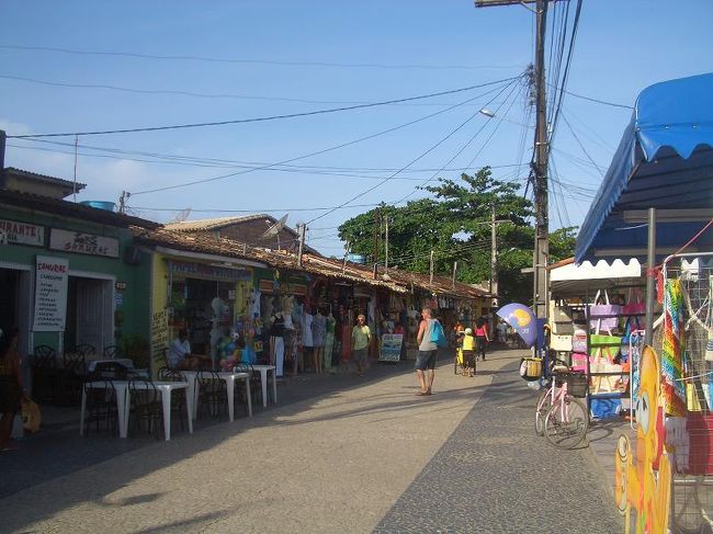 ノッサ・セニョーラ・ダジューダ教会近くの<br />土産物屋。<br />こちらは庶民的な雰囲気。