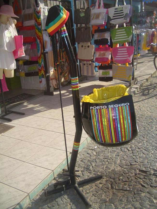 ビリンバウをモチーフにした<br />かわいいゴミ箱。<br />上に載ってる帽子がオシャレだ！