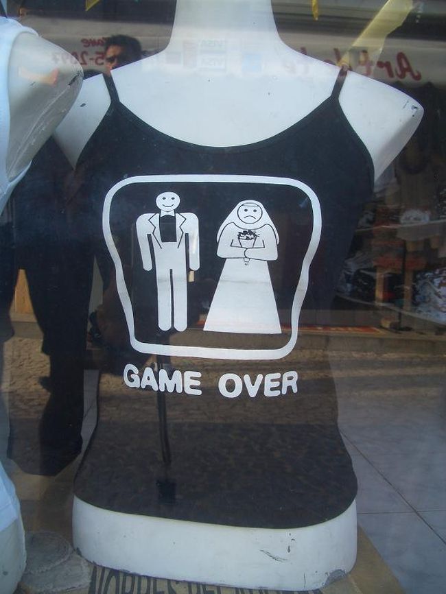 え〜っ、「GAME OVER」！？<br />大変な絵柄がプリントされたキャミソール。<br />もちろん男性用もアリ。<br /><br />この町、新婚さんもたくさんくるのにΣ(ﾟдﾟlll)ｶﾞｰﾝ