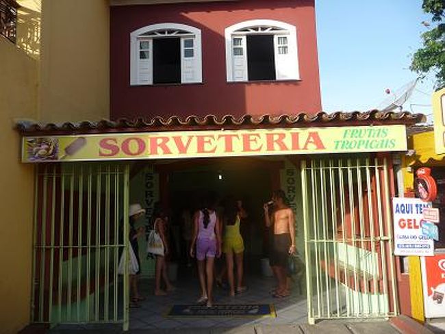 船着場（アハイヤウ・ダジューダ側）のそばにある<br />ソルべテリア（アイスクリーム屋）の棒付きアイスは<br />絶品♪<br /><br />全ておじさんの手作りで、特にCOCOのアイスは<br />今まで食べた中でも間違いなく3本の指に入る。<br />