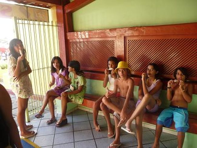 ソルべテリアにいたかわいい子供達。<br />日本人が珍しいのか、<br />はたまた3本連続で食べる人間が珍しいのか…<br /><br />こっちを凝視していたので、すかさずパチリ☆