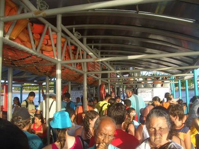 帰りの渡し舟は満員！！<br />ぎゅうぎゅう詰めでポルトセグーロのセントロへ。<br /><br />旅も終盤へ差し掛かってきた。あと2都市！！