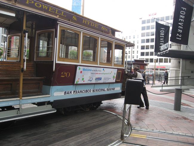 この日は朝からケーブルカーに乗ってお出かけ。<br />「よいしょ、よいしょっ」係りの人がケーブルカーの方向転換を手動で頑張っています。<br />古きよきアメリカを見てるみたい。