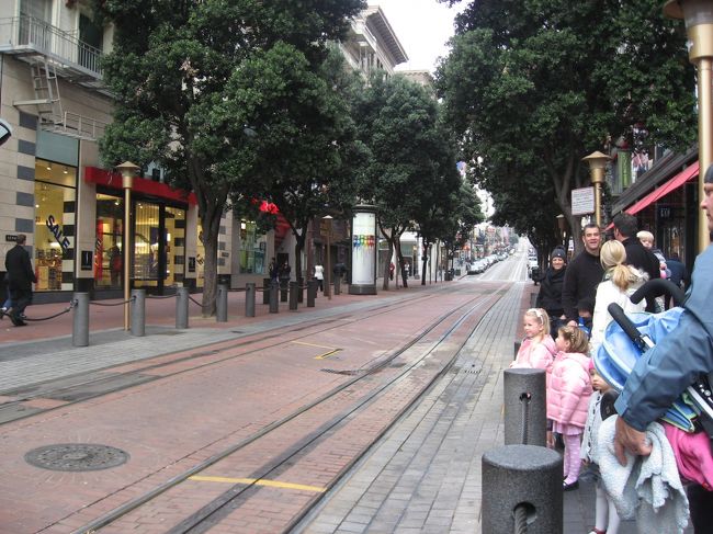 みんなケーブルカーに乗車待ち中です。