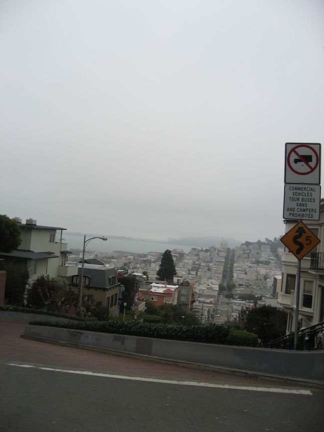 これは有名なロンバートストリートではないですか。<br />ここで降りる人も多かったけど、私達はフィッシャーマンズワーフまで朝食を求めて行きました。