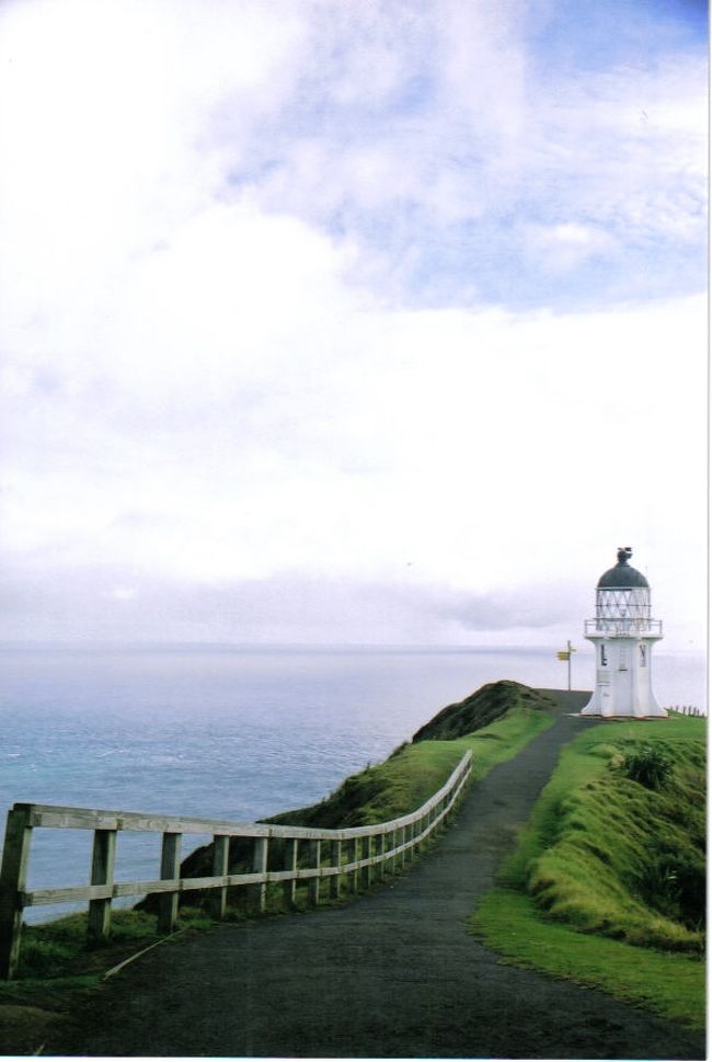 最北端の灯台まで続く最後の道。<br />最北端まで、もう少しだと思って歩きます・・・。