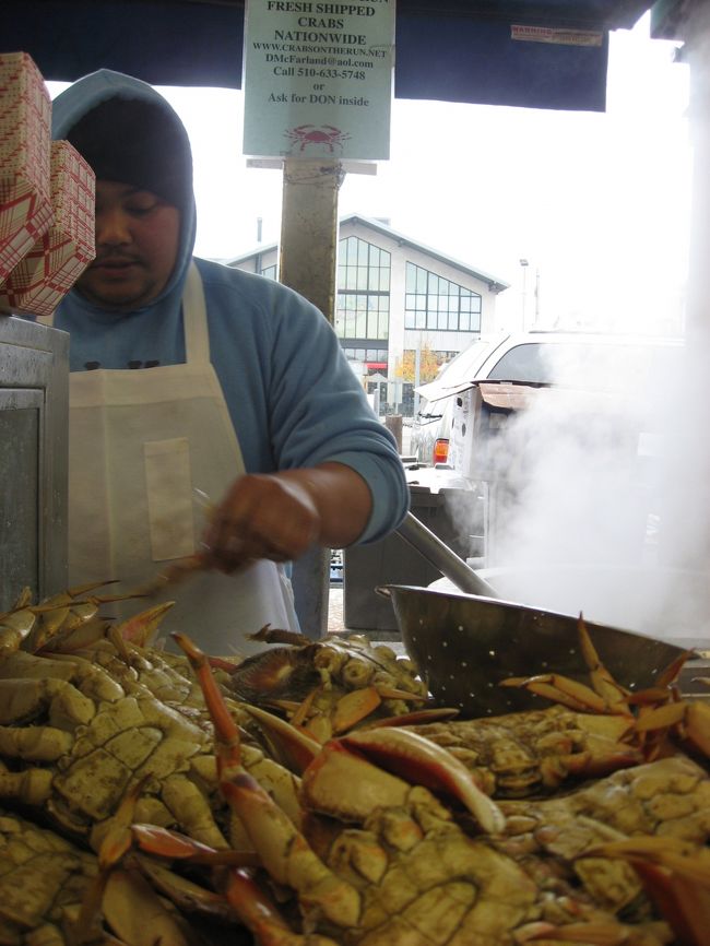選んだカニをお兄さんが殻から身がとりやすいようにトントンと叩きながら、カットしてくれます。<br /><br />トントンッ<br />トントンッ