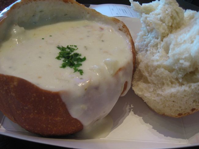 きゃ〜〜〜<br /><br />夢にまで見たクラムチャウダー<br />サワーブレッドも美味しい♪<br />一人で１つペロッといけちゃいます。