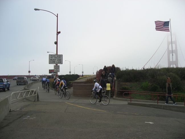 自転車の選手のような人たちがどんどん橋に向かっていきます。ロードレース？？