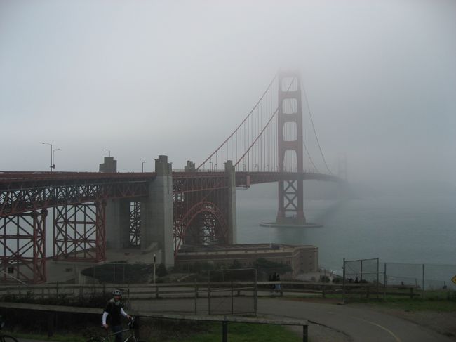 ｺﾞｰﾙﾃﾞﾝｹﾞｰﾄﾌﾞﾘｯｼﾞの見える公園で。