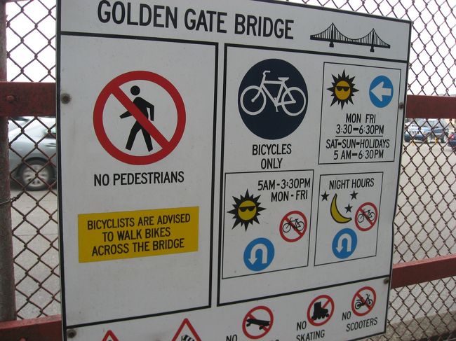 色々注意書きがかいてあります。<br />人が歩いて渡れる側とチャリンコ専用・車専用の３つに道がわかれております。<br />これは安全でいい◎