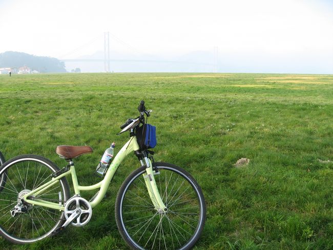 こんなピクニックをしたら素敵であろう公園で自転車を休ませてみました。<br />遠くにゴールデンゲートブリッジが見えます〜。