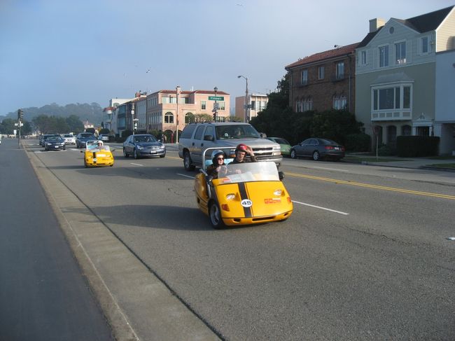 私達は自転車ツアーでしたが、どうやらこんなオープンカーツアーもあるようです。<br />やたら見ました。<br />楽しそうでうらやましいな〜とつぶやきながらせっせと自転車を漕ぐ私と相方。