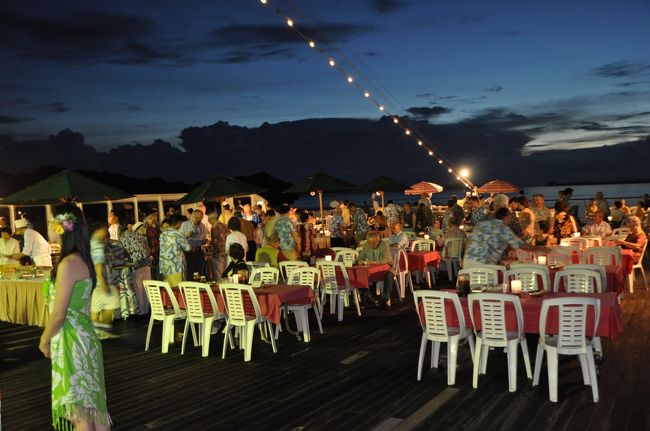 夜は「トロピカル・デッキ･ディナー」