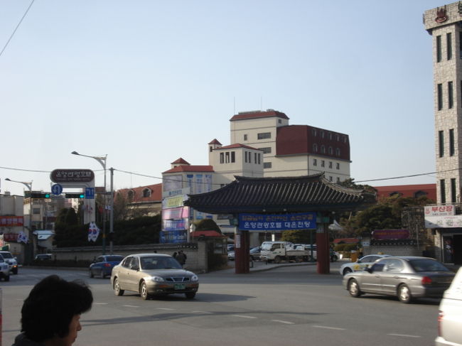 温陽観光ホテル<br /><br />駅から出て右へ５分ほど歩いた交差点にあります<br /><br />歴史のある温泉です<br /><br />地下が温泉浴場になっています