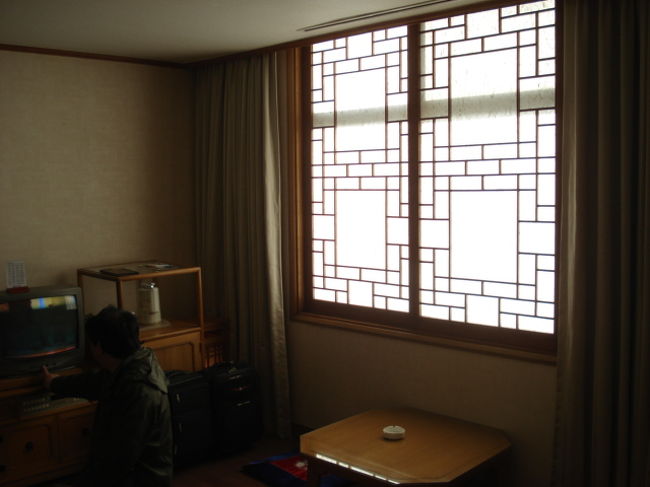 部屋はオンドル部屋で<br /><br />基本２名宿泊で１０万Ｗちょっと<br /><br />２人で７０００円しません<br /><br />３人の場合は１．５万Ｗのアップ<br /><br />一人３０００円しません♪