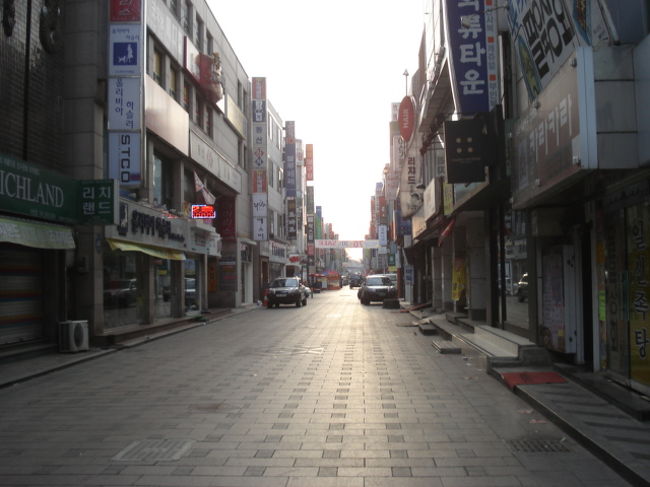 朝は誰もいない静かな町並みです<br /><br />日曜日の朝です